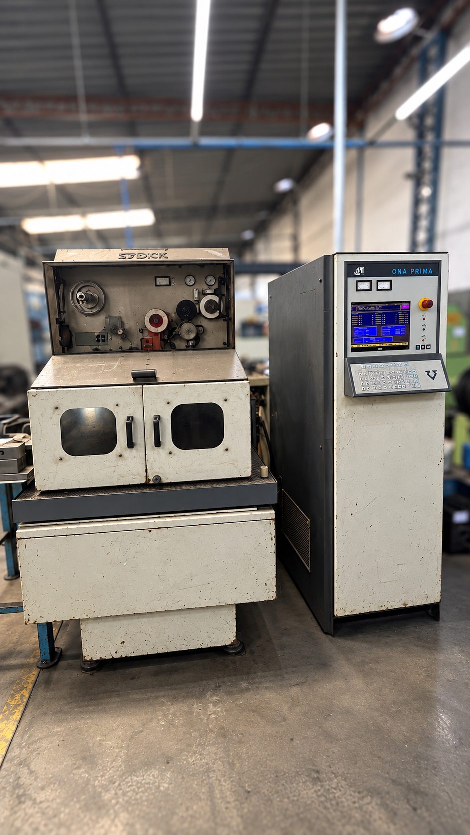 Máquina de eletroerosão a fio (corte a fio) na ferramentaria da Calstamp